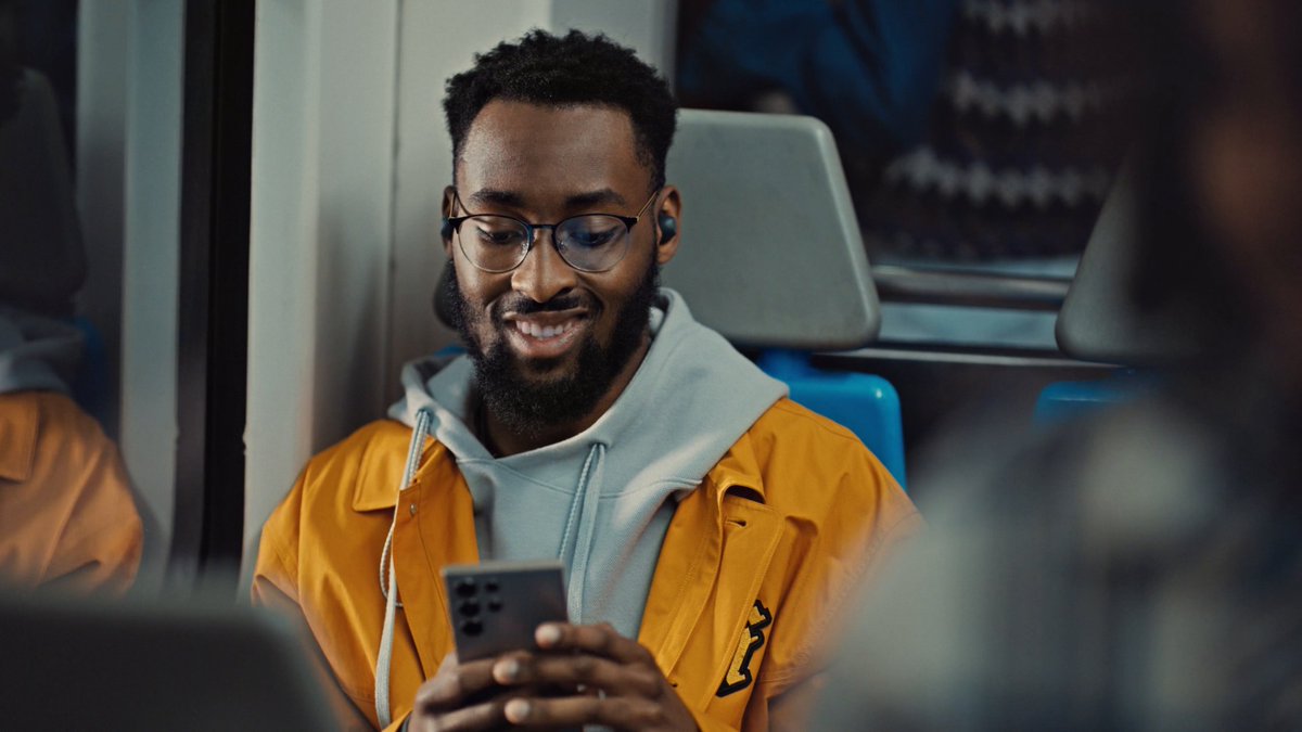 Have your pictures ever lost ‘that thing’ due to unwanted reflections? Find ‘that thing’ again, thanks to #GalaxyS24’s purrfect Reflection Removal! #PhotoAssist #GalaxyAI Discover more: