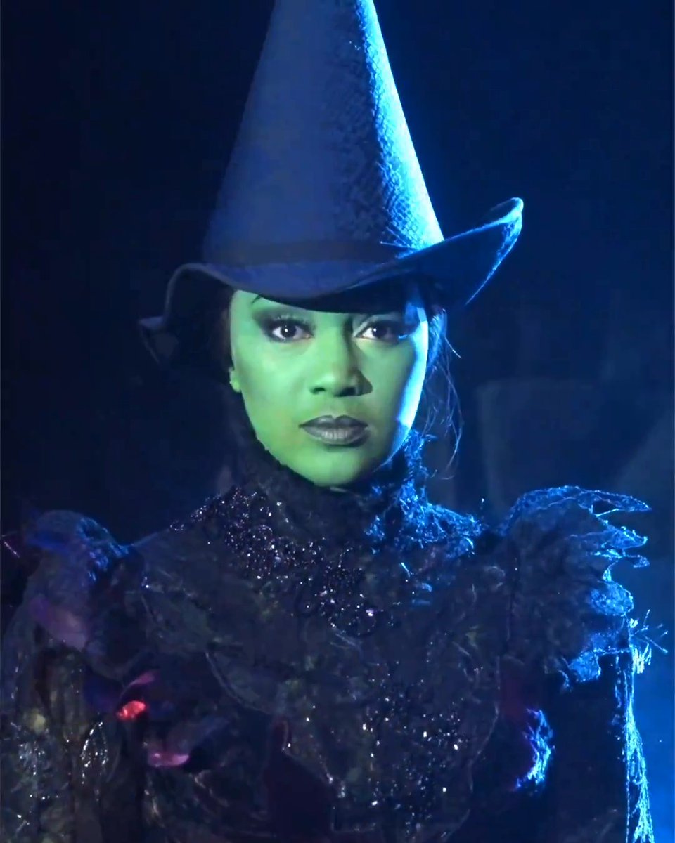 TONIGHT we welcome new Shiz students to the Apollo Victoria Theatre! ✨ Let's give them a big welcome by sending a 👋 in the comments below 👇 #WickedLondon