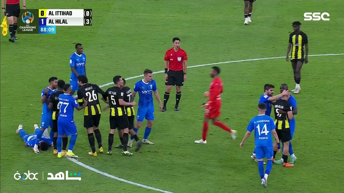 اشتباكات تنتهي بطرد حمدالله 😮🟥 #دوري_آبطال_آسيا #الاتحاد_الهلال