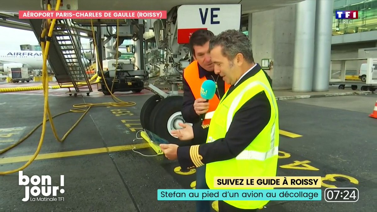 ✈️ Stefan Etcheverry avec le commandant de bord au pied d'un A350, pour les dernières vérifications avant son décollage Pour les 50 ans de l'aéroport, #BonjourLaMatinaleTF1 vous embarque dans les coulisses de Paris-Charles de Gaulle