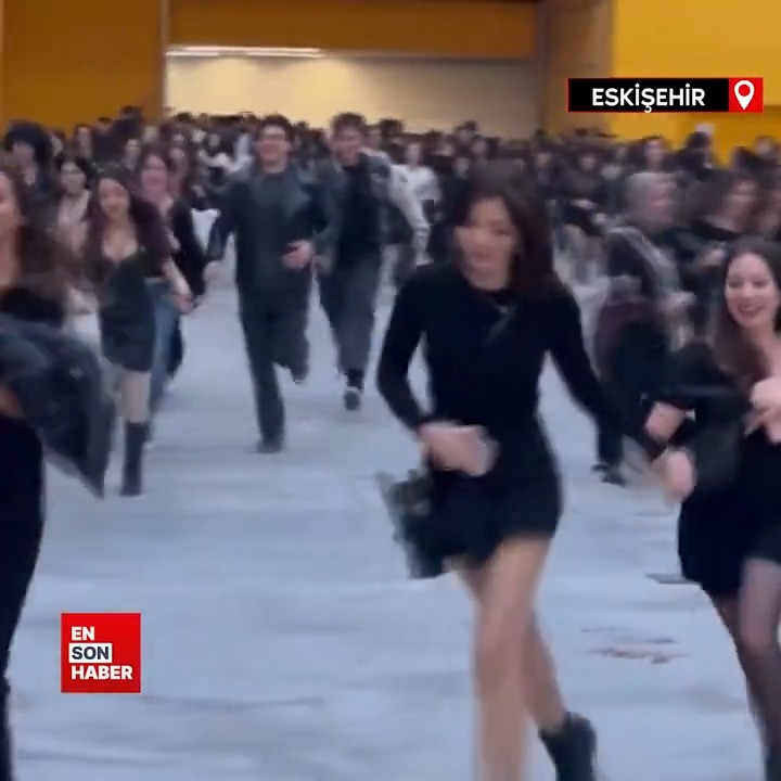 Eskişehir’de Teoman’ın konserini en önde izlemek isteyen gençler, birbirleriyle yarıştı.