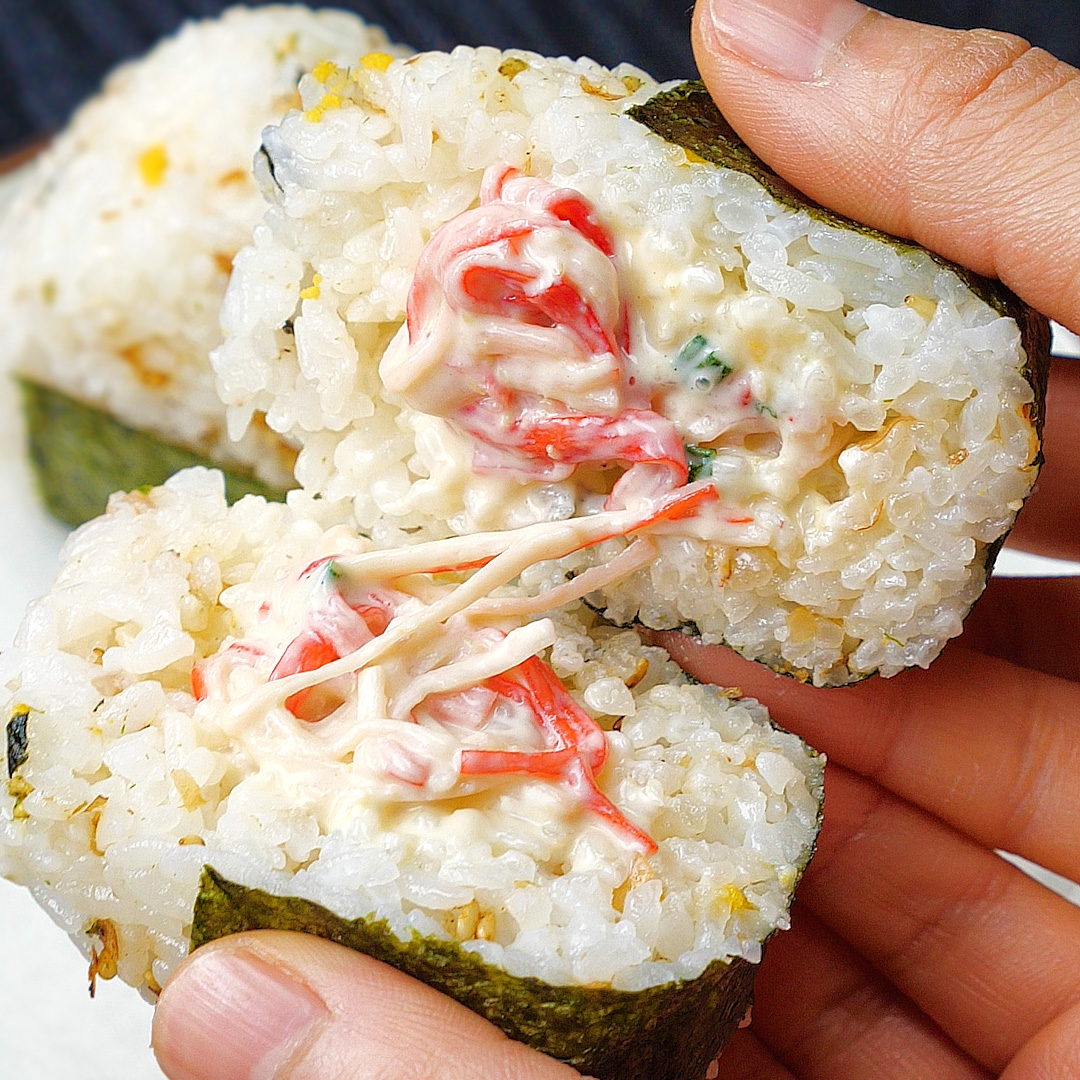 【簡単でおいしい】カニカマたっぷりのおにぎり🍙❤️ / Rice Balls with Crab Sticks