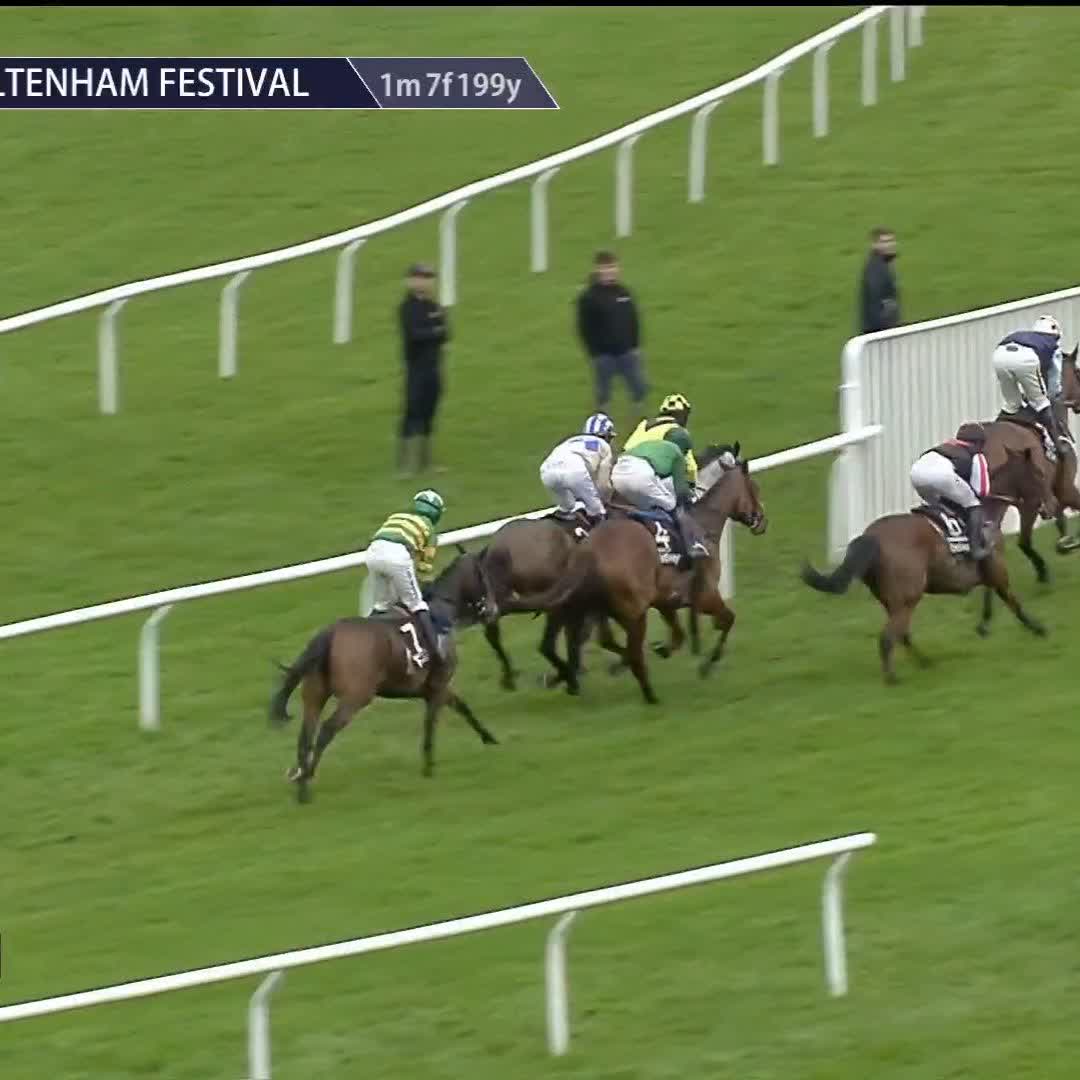 👀 El Fabiolo out of the Champion Chase after this error 👇🏻