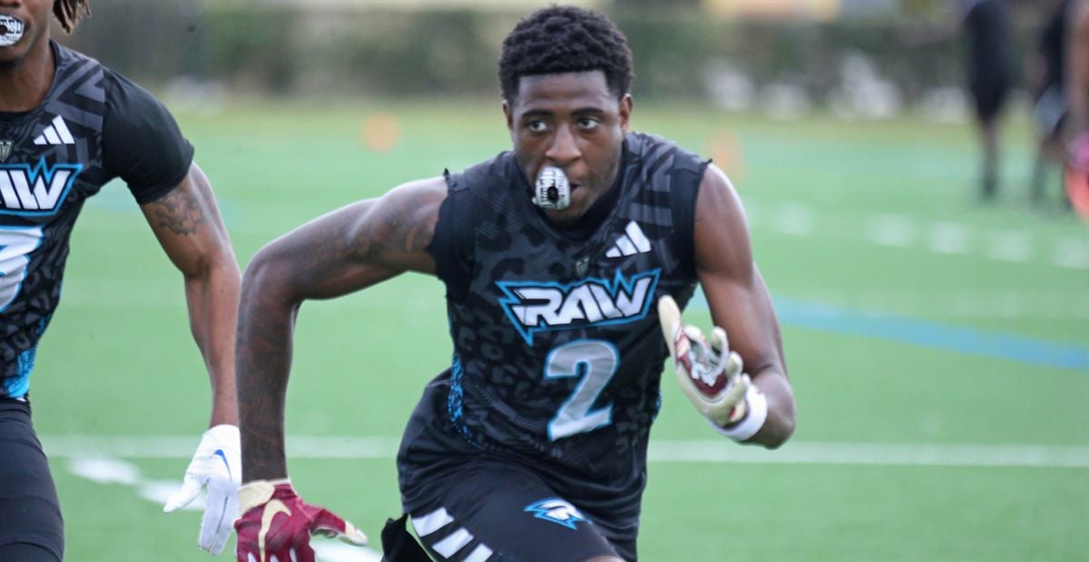 "I'm feeling like Miami's the team to beat here... I think this would be a massive pick up." 🗣️ Tom Loy says 4⭐️ WR Cortez Mills is currently trending toward the Hurricanes. @cpetagna247 x Andrew Ivins x InsideTheU FULL episode: