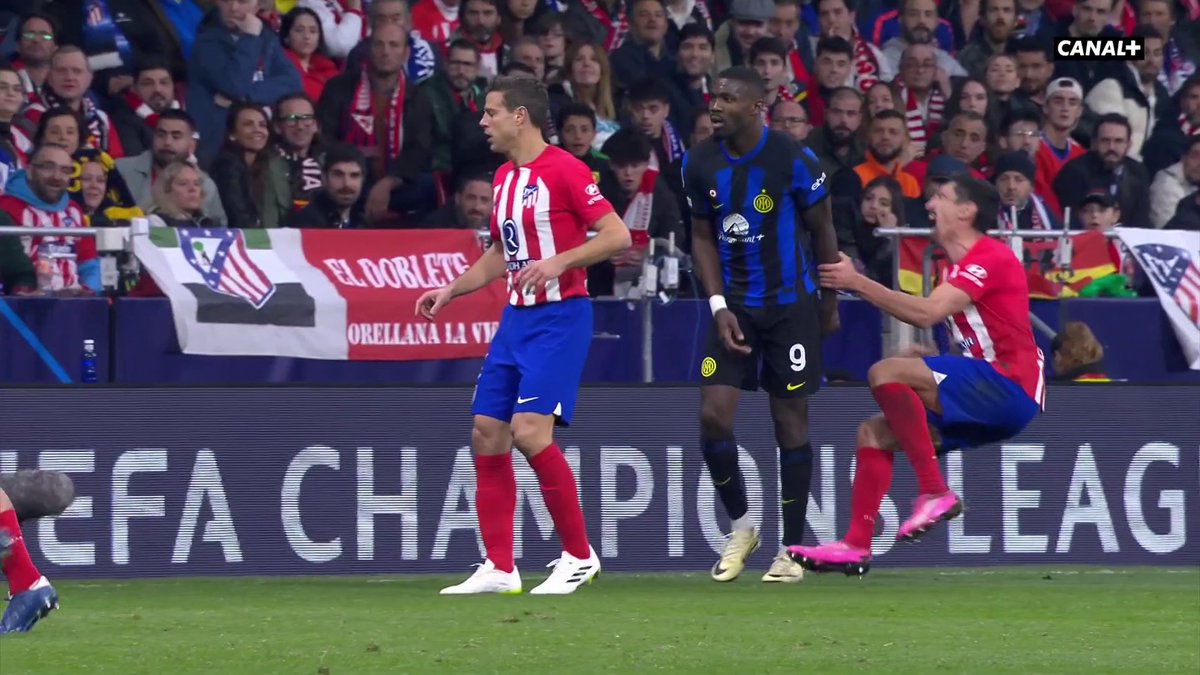 Marcus Thuram joue avec la beuteu de Stefan Savić.. 🥜😅 Ce serait mieux de voir l’inverse, voir la grosse bite de Marcus Thuram. 🎥 CANAL+ Foot