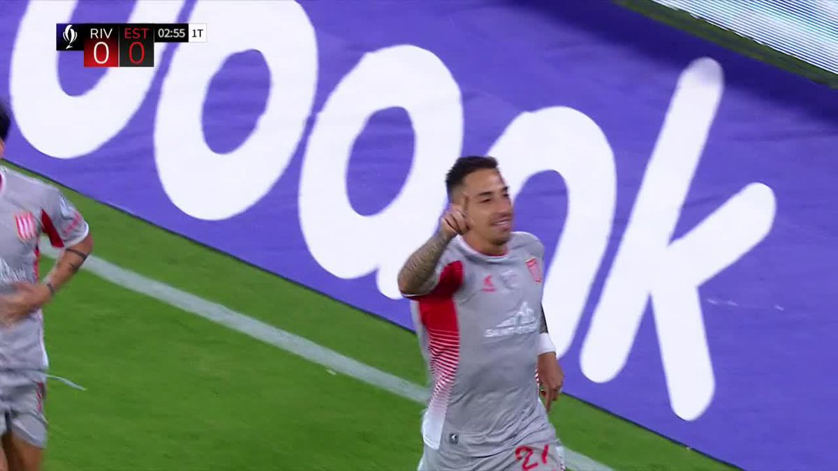 ¡YA LO GANA EL PINCHA! Correa apareció entre los centrales y de cabeza puso el 1-0 de Estudiantes ante River Plate. ▶️ La Supercopa Argentina está en #StarPlusLA