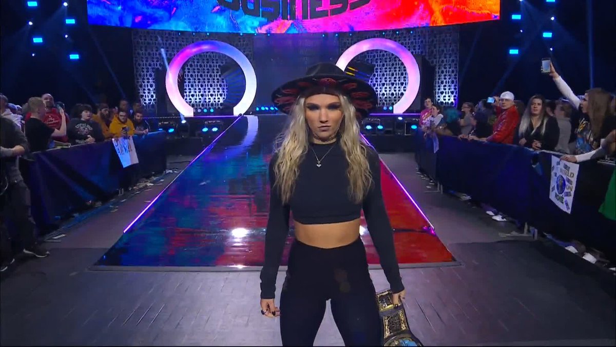 The CEO Mercedes Moné comes to the aid of Willow Nightingale! Watch #AEWDynamite #AEWBigBusiness LIVE on TBS! @WillowWrestles | julia hart | @SkyeByee | Último Moné