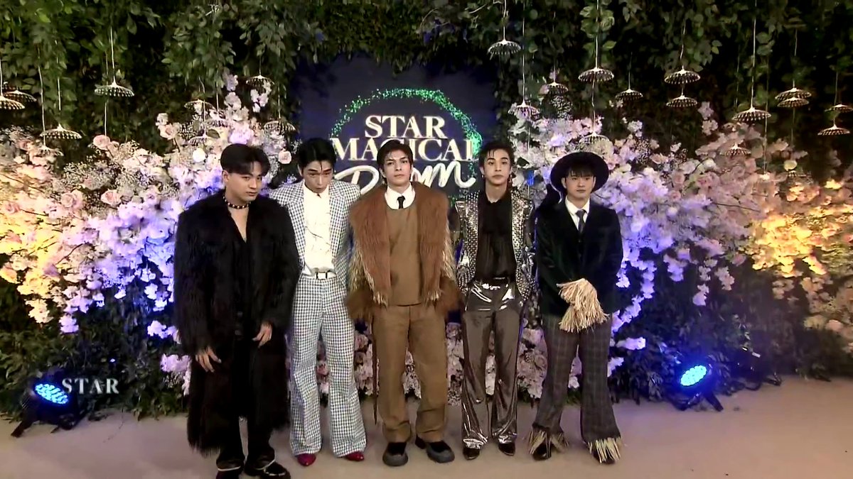 Tumigil ba ang mundo n’yo, ACEs? P-pop boy group BGYO makes head turns with their “Wizard of Oz” inspired looks on the ivory carpet of #StarMagicalProm2024. #StarMagicalFairyTaleNight