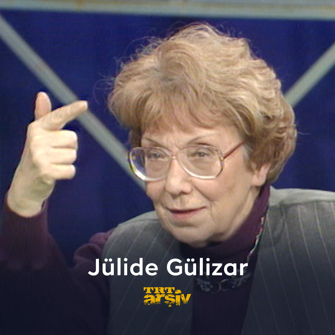 "Benim için dil, vazgeçilmesi mümkün olmayan bir olgudur." TRT'nin ilk spikerlerinden, yazar ve eğitmen #JülideGülizar 13 yıl önce aramızdan ayrıldı. 🎙️