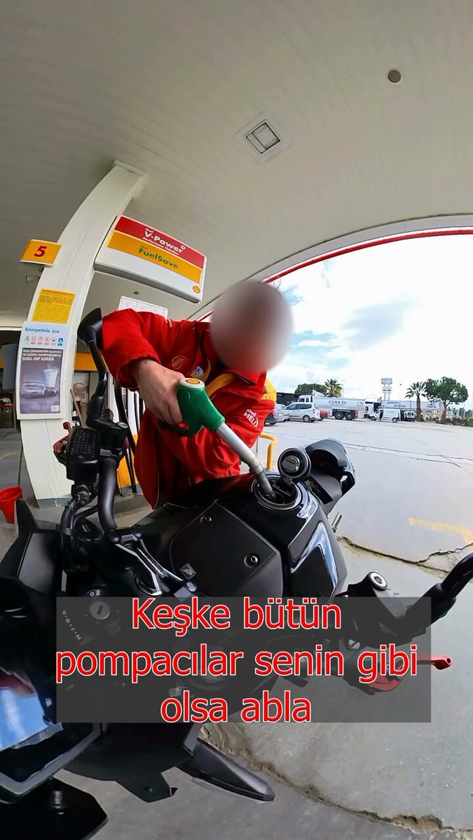 Benzin istasyonunda çalışan kadın pompacının hassasiyeti motor kamerasına böyle yansıdı. Eve gittiğinde görüntüleri izleyen genç o anları “Keşke bütün pompacılar senin gibi olsa abla” mesajıyla paylaştı.