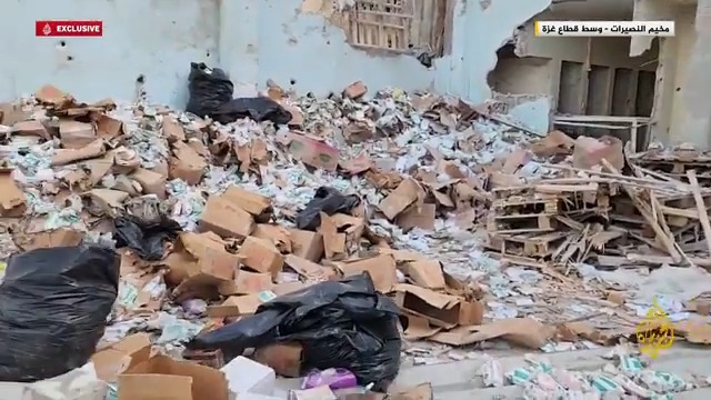#الجزيرة ترصد آثار القصف الإسرائيلي الذي استهدف مركزا لتوزيع المساعدات تابعا للأونروا في مخيم النصيرات وسط قطاع #غزة ما أدى إلى استشهاد 8 أشخاص #حرب_غزة #الأخبار