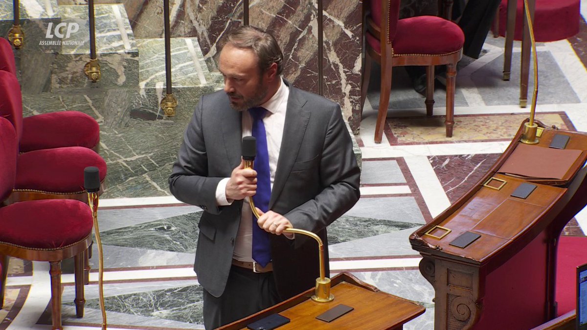 Cumul des mandats : "Peut-être que si nos concitoyens ne s'intéressent pas à la politique, c'est qu'on n'est peut-être pas très intéressant", lance Henri Alfandari. Il précise : "Les gens ne me parlent pas dans ma permanence de ce qu'ils me parlaient dans mon bureau de maire."