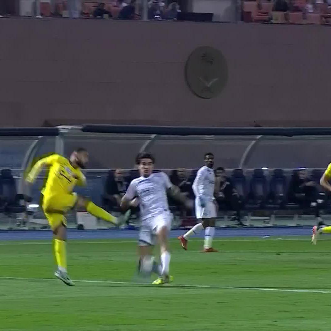 Tenacious work from Álex Collado to draw Al Okhdood level against Al Khaleej! 🫡 #yallaRSL