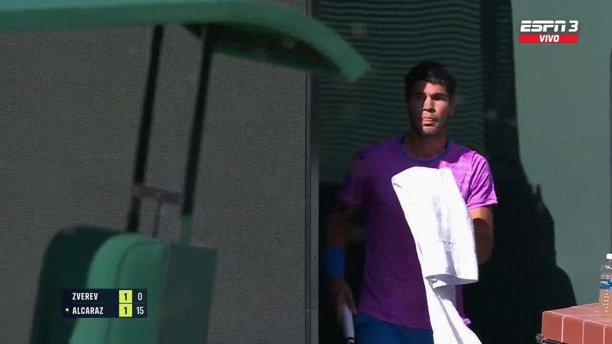 🚫 LLAMEN A UN FUMIGADOR. 🐝 ¡Se llenó de abejas! A dos games de haber iniciado, el encuentro entre Alcaraz y Zverev tuvo que ser detenido. #IndianWells