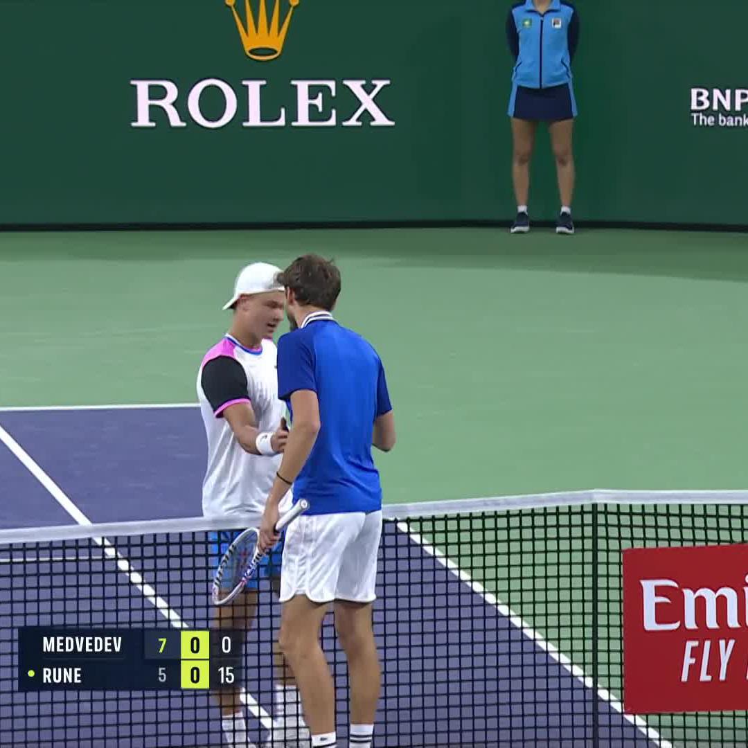 Holger Rune hit a ball at Medvedev when Daniil was at the net. Daniil leans on the net as if he’s waiting for an apology. He puts his fingers to his eyes to tell Holger he’s watching him 😂