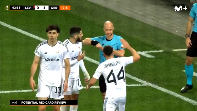 -Te sacan amarilla. -El VAR la revisa y te la quitan. -Te vienes arriba y quieres chocar la mano con el árbitro. -No solo era amarilla, era roja. -Expulsado. 🤣❤️ Bendita Europa League. #LaCasadelFútbol