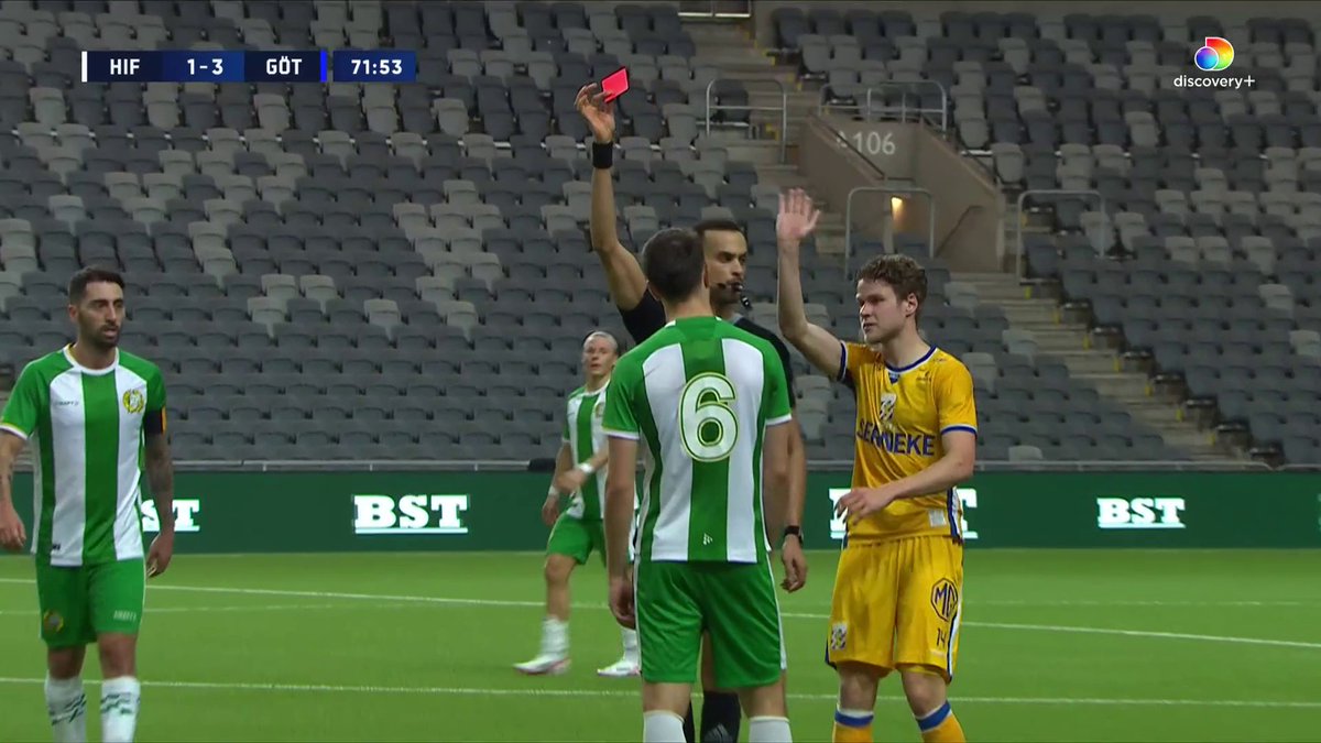 Hammarbys Pavle Vagic får rött kort efter den här situationen 🟥 Samtidigt varnas IFK Göteborgs Gustaf Norlin. Se matchen på