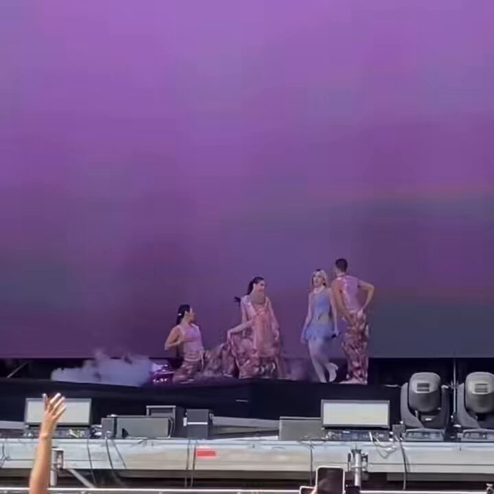 .@KeniaOS muestra un adelanto de lo que podría ser un single de “KO3” durante su presentación en el #Lollapalooza. 🇨🇱