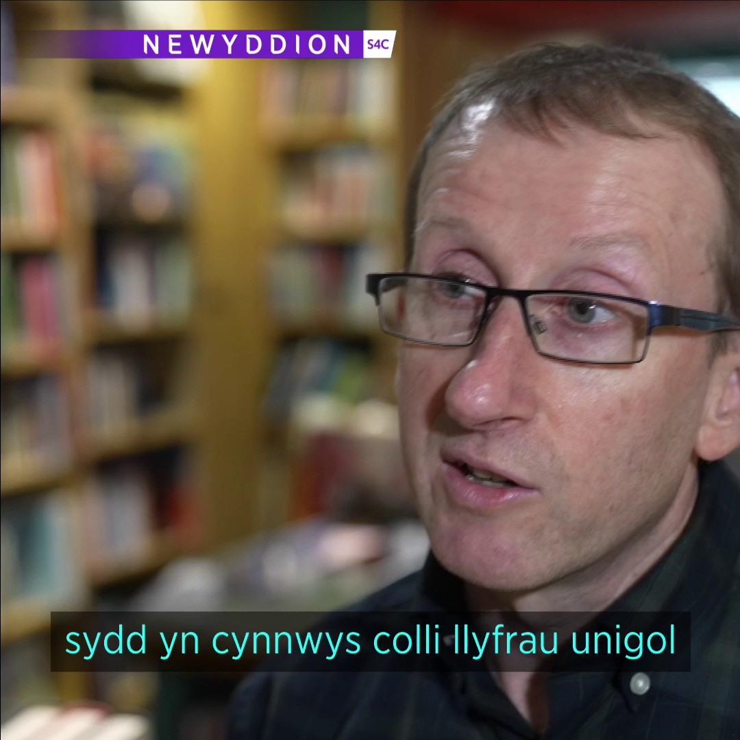 📚 'Mae'n wirioneddol ofidus i lyfrau Cymraeg.' Mae’n argyfwng i’r sector cyhoeddi yng Nghymru meddai pennaeth Cyngor Llyfrau Cymru wrth wynebu toriad ariannol o £450,000. Iwan Griffiths fu'n holi Manon Steffan Ros, lefi gruffudd a Helgard Krause 🇪🇺⚢ @helgardk.bsky.social.