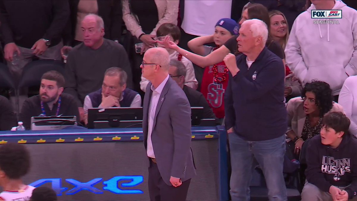 Dan Hurley was NOT HAPPY WITH THIS FAN🤬
