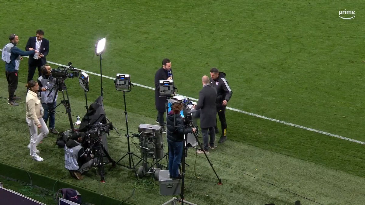 😍 C'est juste beau ! Pierre Sage acclamé par tout le parcage lyonnais en arrivant sur le plateau de Prime. #TFCOL