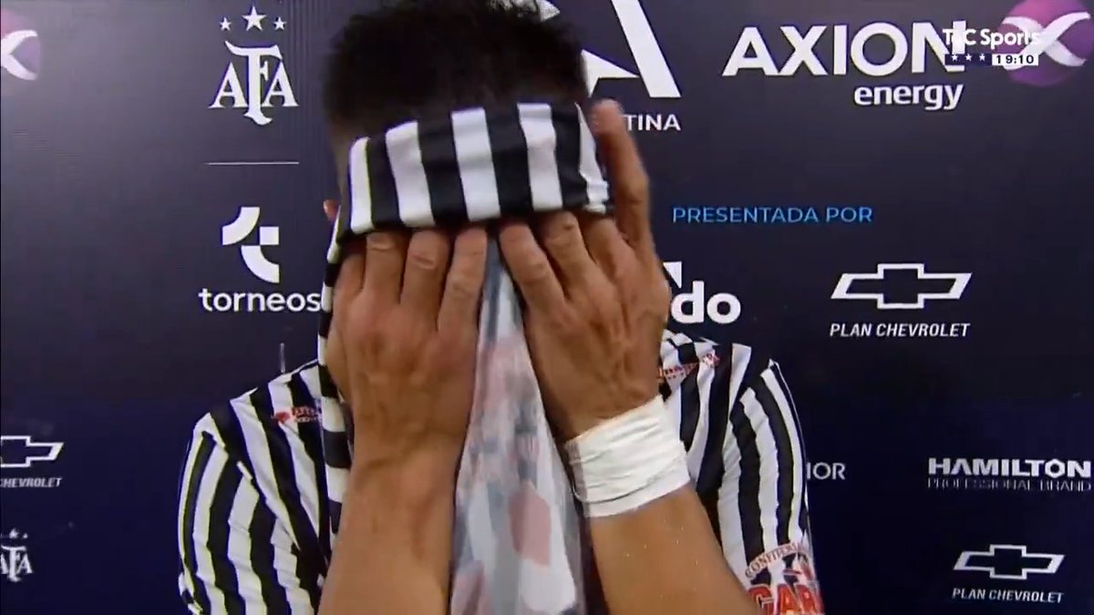 “Durante 90 minutos, soñamos ser uno de ellos. Nosotros no tenemos un sueldo como ellos. Soñamos con jugar en primera”