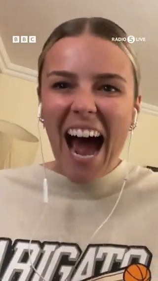 Alex Hartley's reaction on Kate Cross gifting her the RCB jersey. - A wholesome video! ❤️