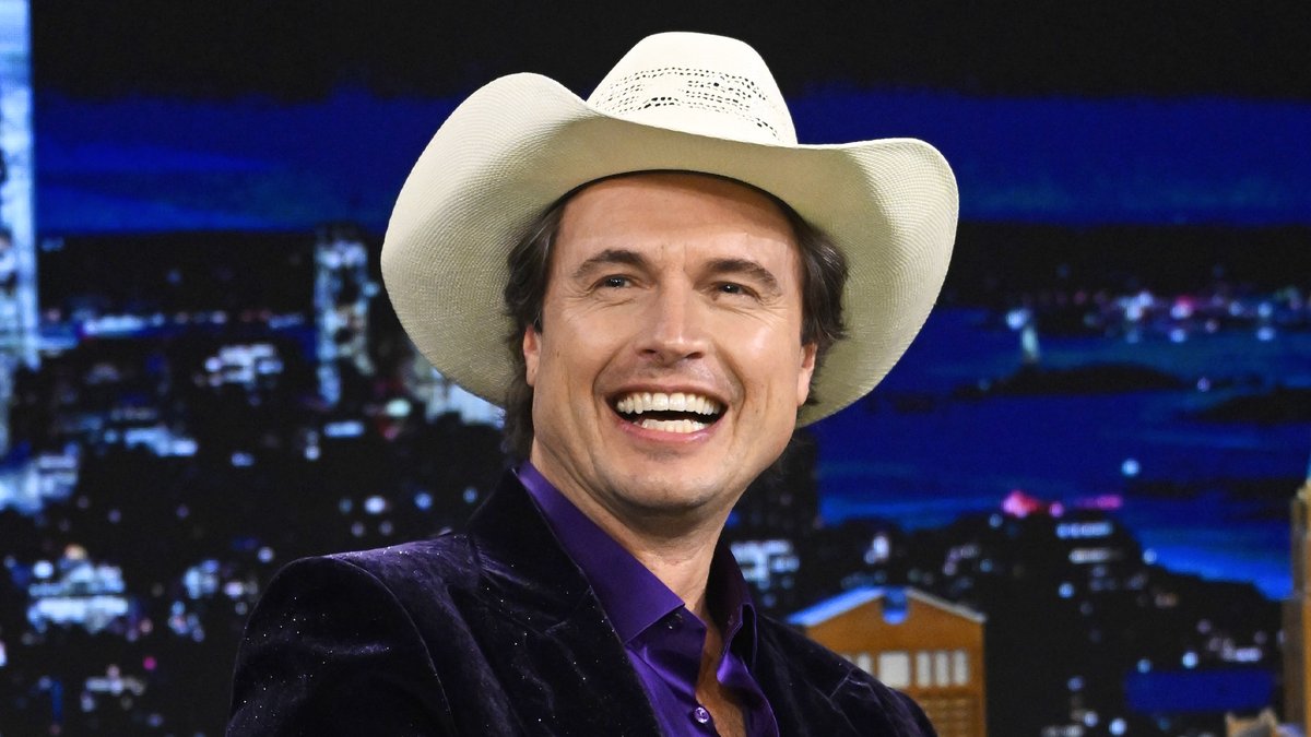 .𝙺𝚒𝚖𝚋𝚊𝚕 𝙼𝚞𝚜𝚔 🤠’s message behind his new book The Kitchen Cookbook is to cook for your friends and get back together! #FallonTonight