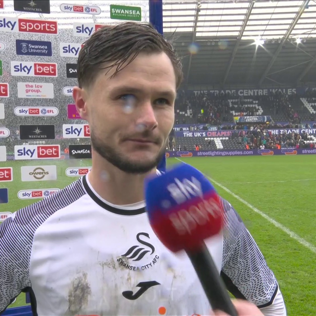 Swansea's CHEF gave an inspiring team-talk ahead of their derby win over Cardiff! 👨‍🍳