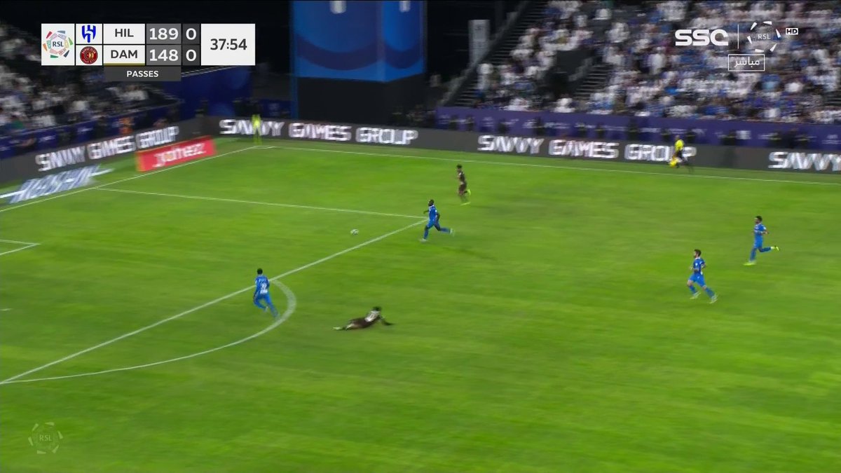 لاعب رايح للمرمى هدف محقق ١٠٠٪ احد يقنعني ليش مو كرت احمر ؟