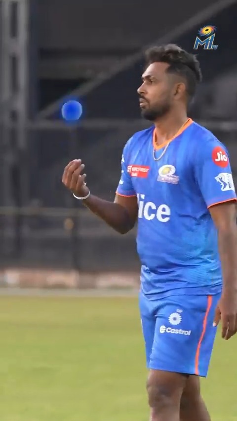 Bringing the 𝙇𝙖𝙣𝙠𝙖𝙣 heat to the मुंबई summer! 🔥🎯 #OneFamily #MumbaiIndians Nuwan Thushara