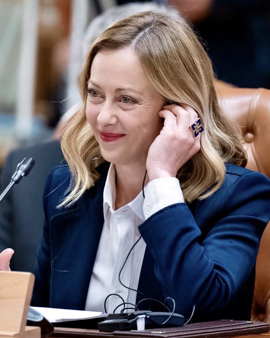 Oggi, a Il Cairo, abbiamo raggiunto importanti obiettivi. La dichiarazione congiunta adottata dall'Egitto con l'Unione Europea, insieme agli accordi intergovernativi con l'Italia, segnano passi significativi verso un partenariato integrato per affrontare le sfide regionali, favorire lo sviluppo e contrastare la migrazione illegale. Attraverso il lavoro diplomatico, stiamo aprendo una nuova pagina nelle nostre relazioni bilaterali, con un focus sul dialogo politico e la cooperazione economica. Inoltre, sono lieta di annunciare l'adozione di intese bilaterali per rafforzare la collaborazione, anche nel quadro del Piano Mattei per l'Africa, testimonianza del nostro impegno verso la pace e lo sviluppo della regione.