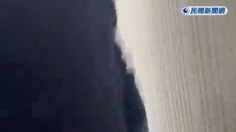 【政治快訊】 一歲多男童剴剴遭劉姓保母虐死案持續延燒,立法院社福及衛環委員會今邀請衛福部長薛瑞元專案報告。綠營要求國民黨召委王育敏迴避,因此民進黨立委吳思瑤衝上質詢台,要求優先處理權宜問題,與藍委爆發口角。最終金門藍委陳玉珍更直接出手把吳思瑤拉下主席台。