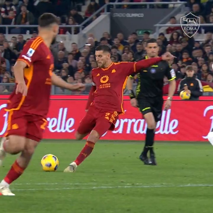 ☄️ La decide Lorenzo Pellegrini! 💛©️❤️ #RomaSassuolo #ASRoma