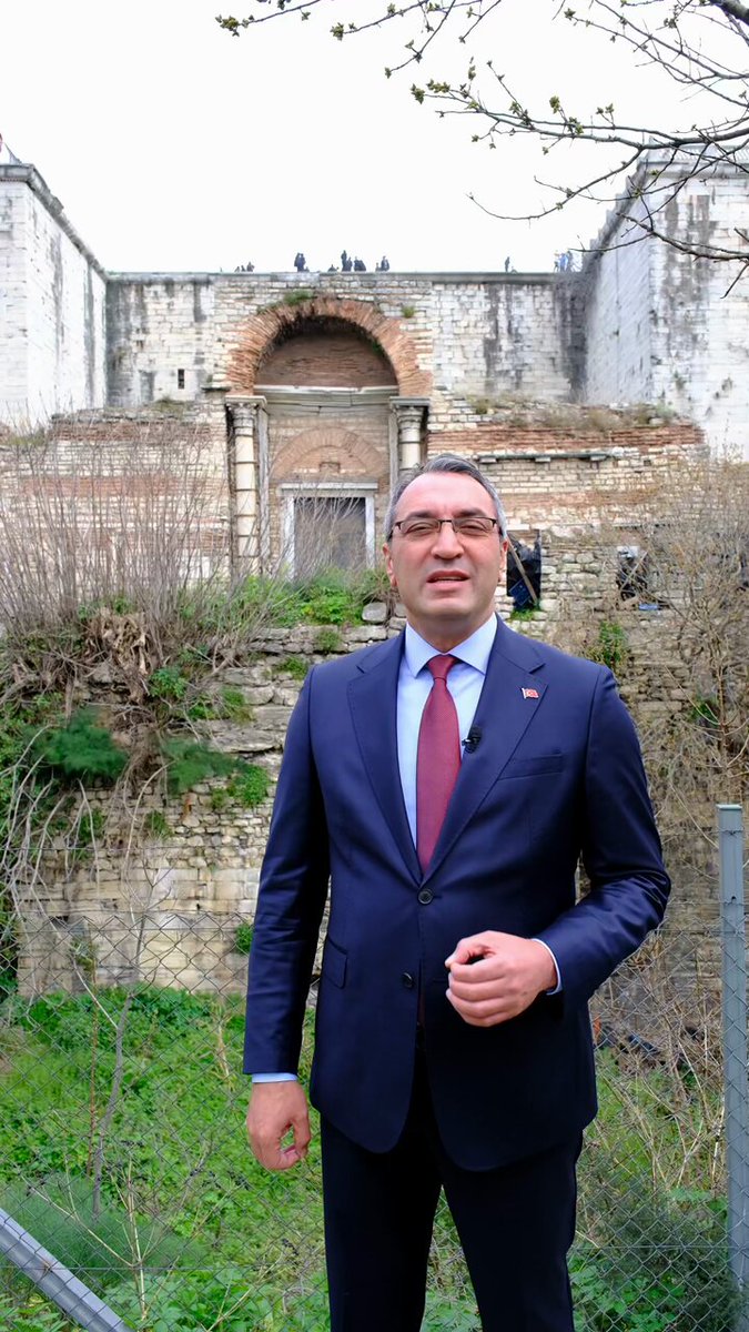 İSTANBUL’UN GİRİŞ KAPISI TURİZMLE BULUŞACAK Projelerimizi açıklamaya devam ediyoruz. Tarih boyunca İstanbul’a erişimin noktası olan Yedikule Altın Kapı yeniden hayata kazandırılıyor. 30 yıldır atıl bırakılan Altın Kapı’yı yeniden canlandırıp, bir turizim merkezi haline getireceğiz. Fatih’in sur boyunca devam eden yoksul semtlerini turizm ekonomisiyle buluşturacağız. #FatihMahirBaşkanlaDeğerlenecek
