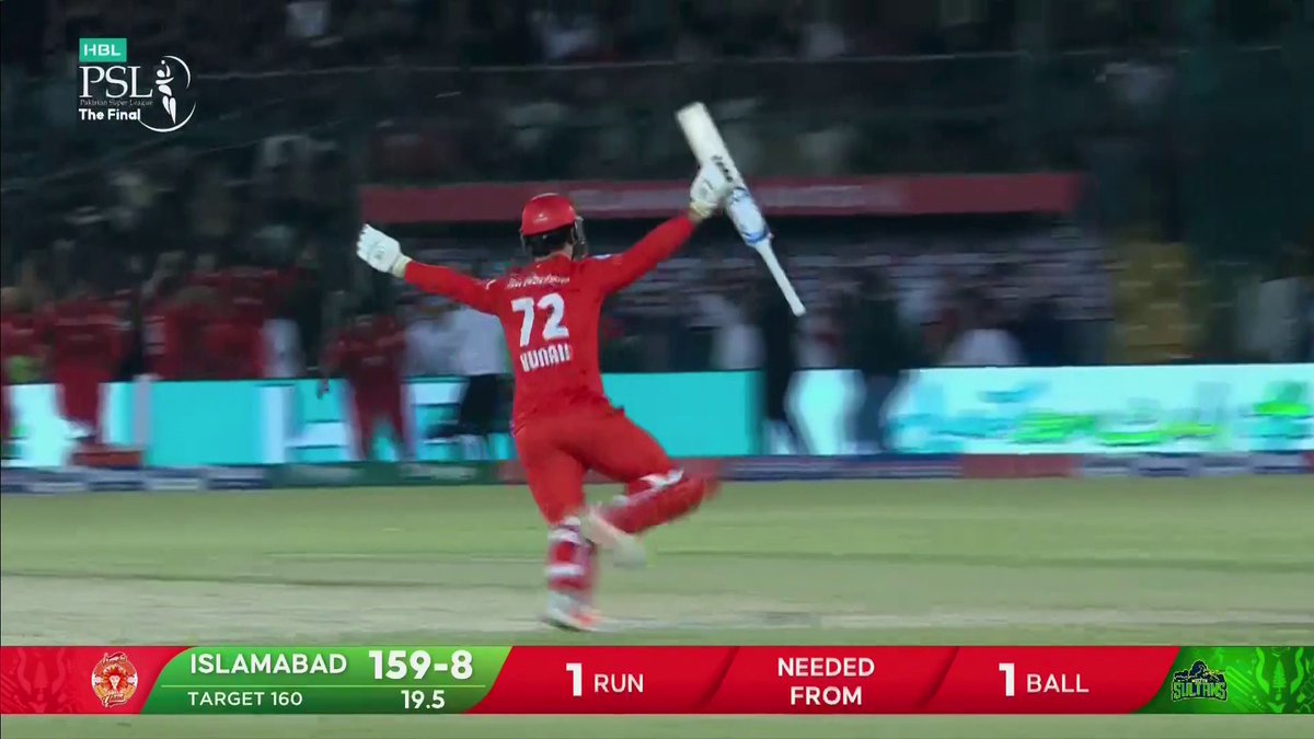 CRAZY SCENES 🤩 Islamabad United won the Pakistan Super League final in extraordinary fashion, beating Multan Sultans off the final ball to secure their third consecutive title 🏆
