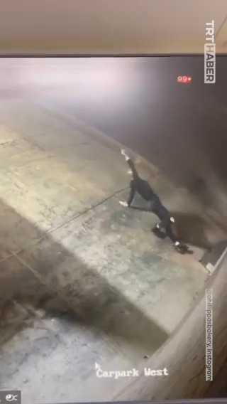Avustralya'da bir hırsız, soygun öncesi ısınma hareketleri yaparken görüntülendi.
