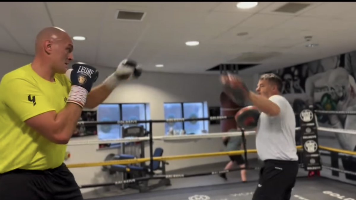 Tyson Fury on the pads today ahead of his fight vs Oleksandr Usyk on May 18th… [🎥 TYSON FURY]