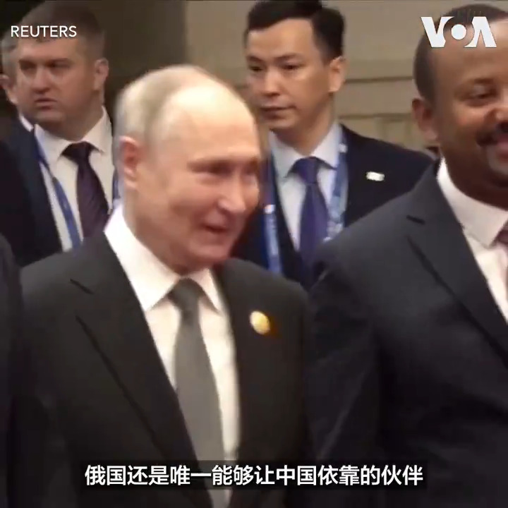 俄罗斯总统大选落幕，现任总统普京(Vladimir Putin)赢得五连任，将执政到2030年。普京3月18日发表胜选谈话时强调，俄中关系牢固且互补，也获得中国领导人习近平的贺电回应。虽然外界多视这场大选为“假选举”，但不少中国网民透过微博讨论选情，并语带讽刺地说:“至少俄罗斯人还能投票选总统，自己连选票长啥模样，都没见过。”报道: