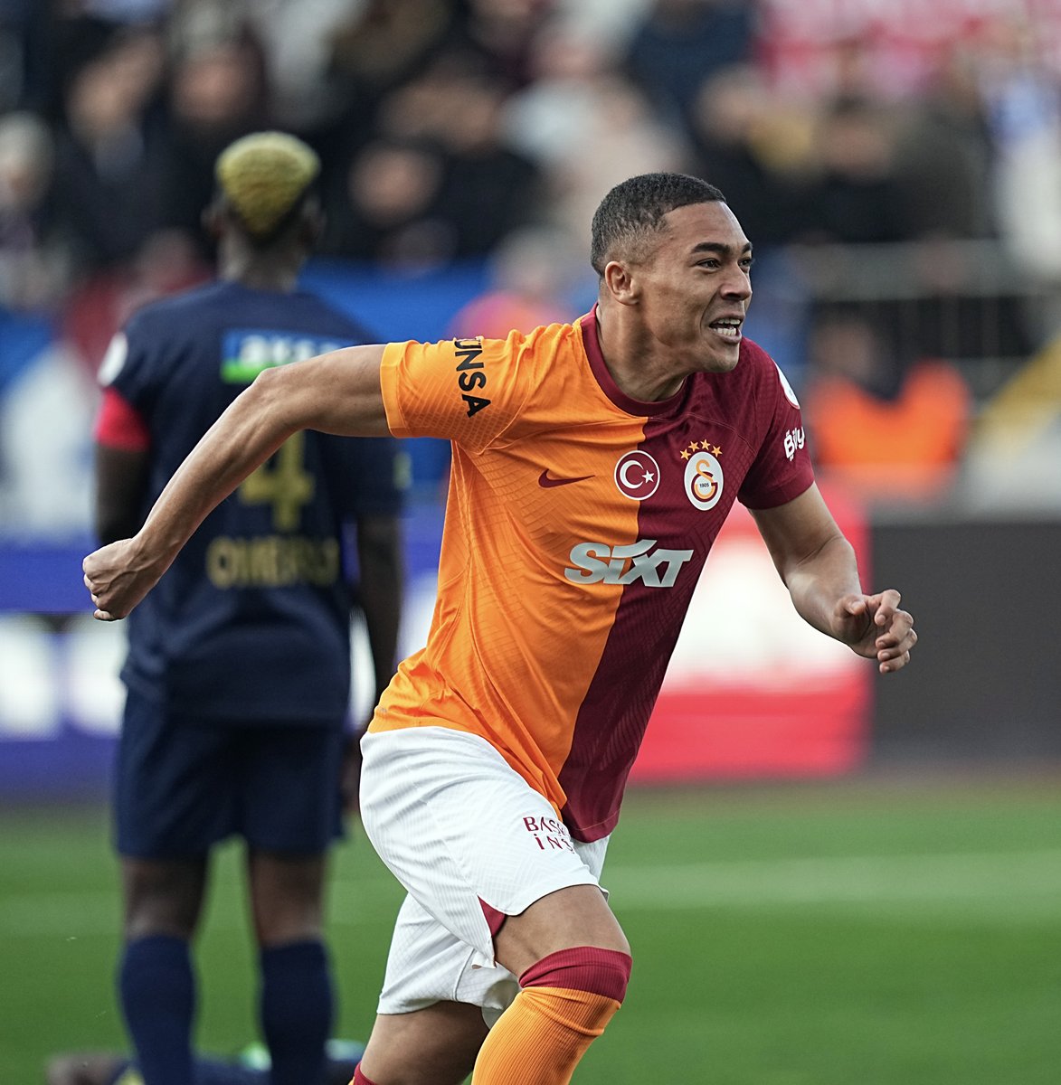 Attığı golle hem galibiyeti getirdi hem de geçmişe götürdü… 💛❤️ 𝗖𝗮𝗿𝗹𝗼𝘀 𝗩𝗶𝗻𝗶𝗰𝗶𝘂𝘀 🦁