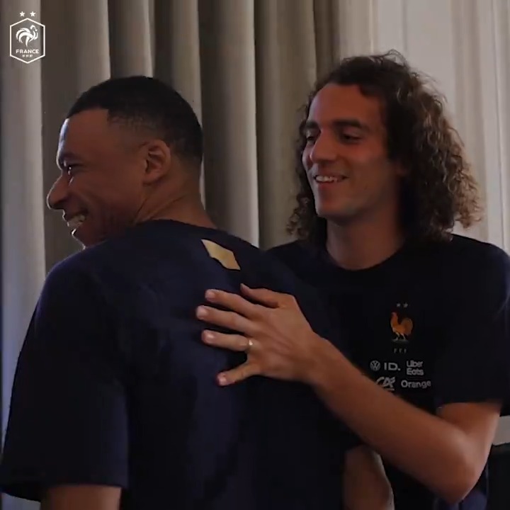Tout le monde est content de retrouver Matteo Guendouzi ! 😄🤗 #FiersdetreBleus