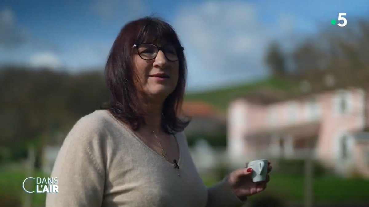 Sabine était enceinte lorsqu’elle traitait au désherbant à base de #glyphosate le manège de ses chevaux. Son fils Théo est né avec une malformation. Pour la 1ère fois au monde, le lien a été établi entre les malformations et l’herbicide utilisé. Romain Besnainou et Marion Devauchelle