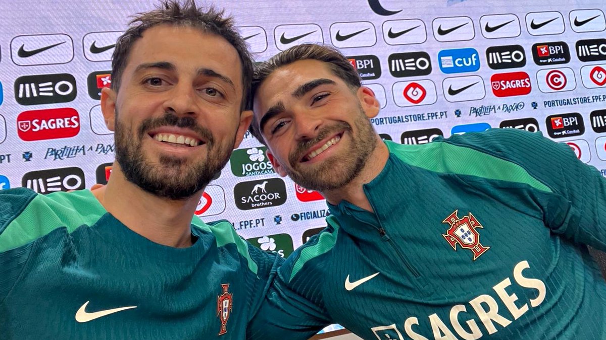 Bernardo Silva tirou uma selfie com Jota Silva e vai mostrar a Grealish 🤣