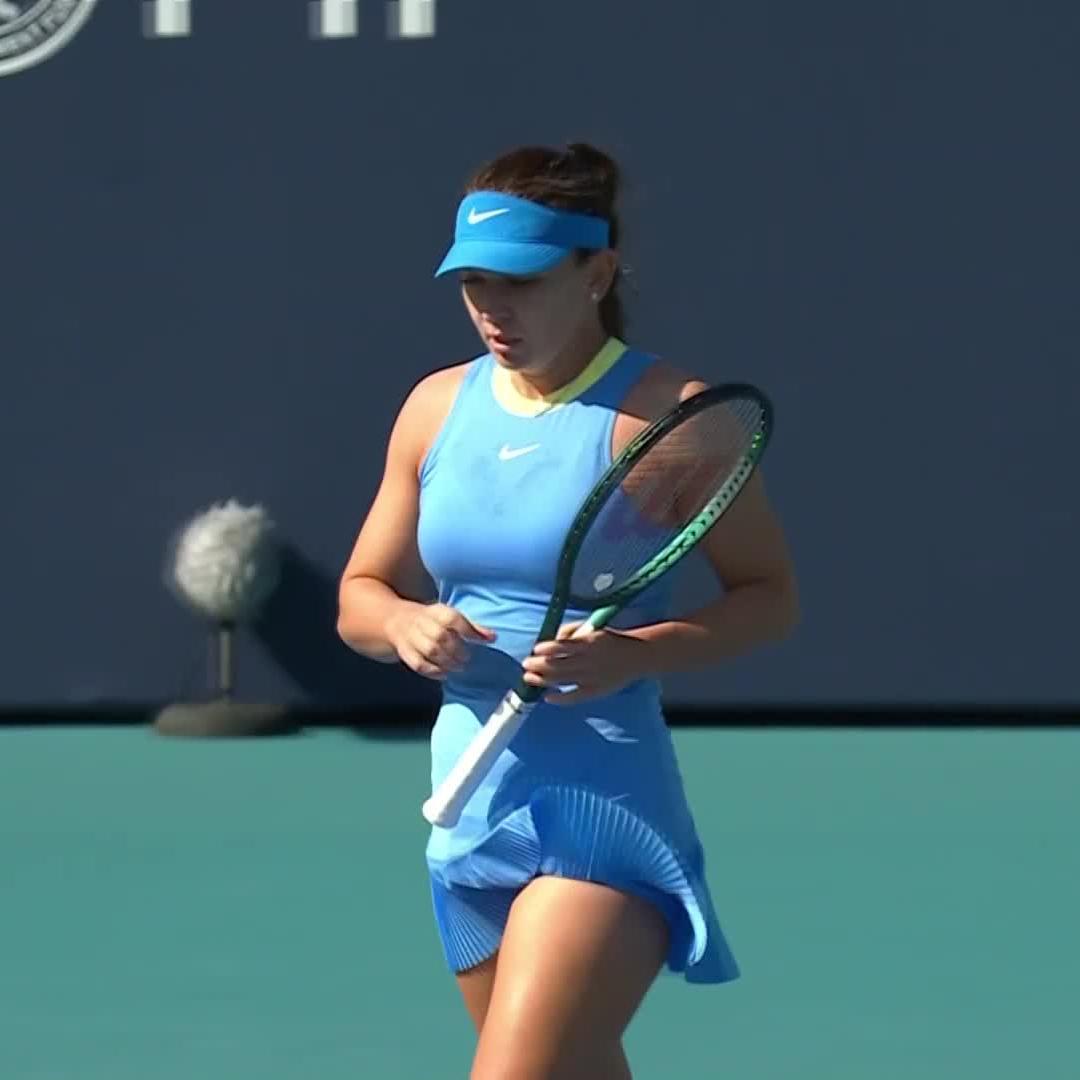 That backhand to break ⚡ Simona Halep with the early momentum as she breaks Badosa in the 3rd game of the match. #MiamiOpen