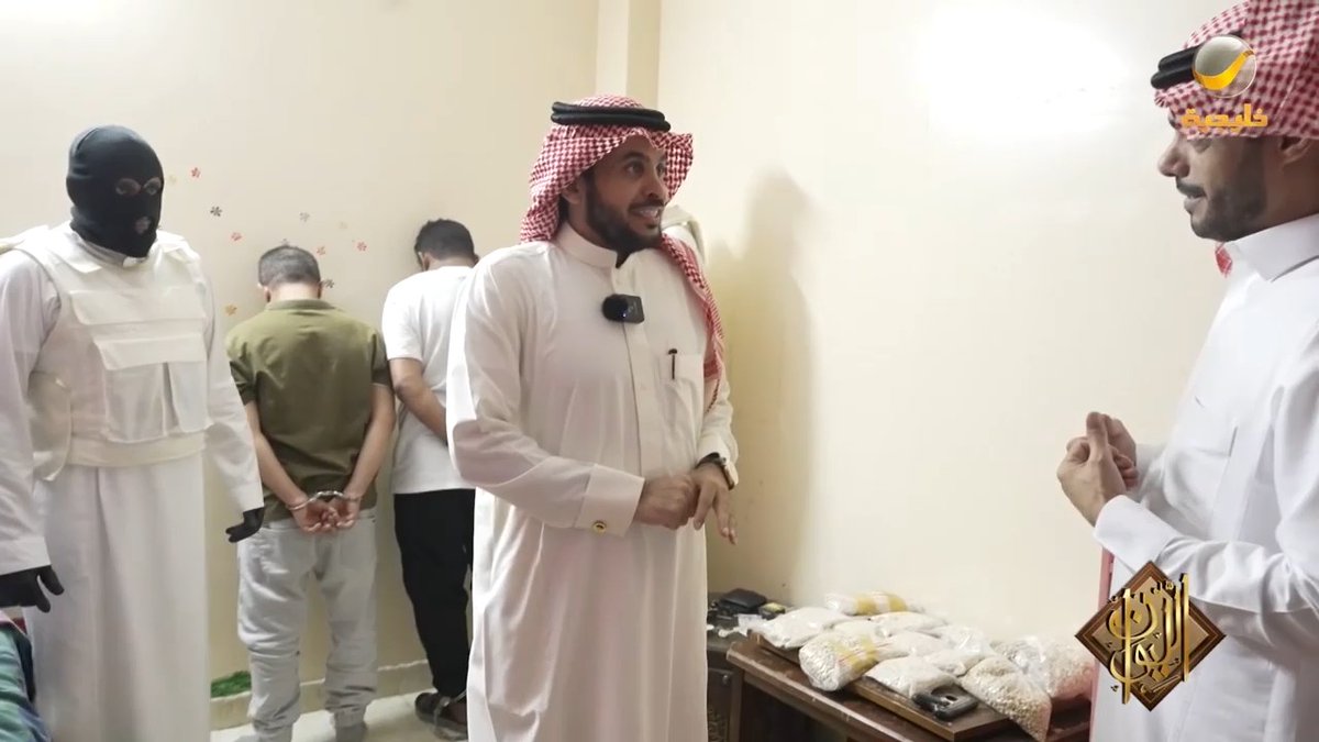 "الشخص معه سلاح!!" عبدالله المديفر يرافق رجال المكافحة خلال عملية اقتحام أحد أوكار عصابات المخدرات وضبط المروجين بعد مقاومة مسلحة والعثور على كميات كبيرة من المواد المخدرة والسلاح. #حرب_المخدرات_في_ليوان_المديفر