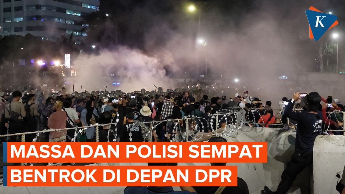 Kapolres Metro Jakarta Pusat Kombes Pol Susatyo Purnomo Condro beserta jajarannya meminta massa untuk mundur, menyudahi aksi. Namun, massa menolak | #Demo #DPRRI #Polisi