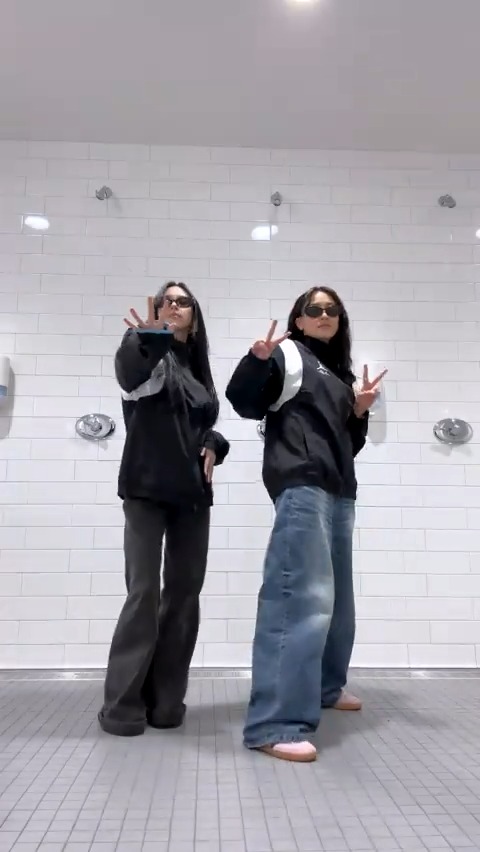 twinning fits + sunglasses 💥 Listen ONE SPARK ❤🔥 Listen With YOU-th #트와이스 #TWICE #지효 #JIHYO #채영 #CHAEYOUNG
