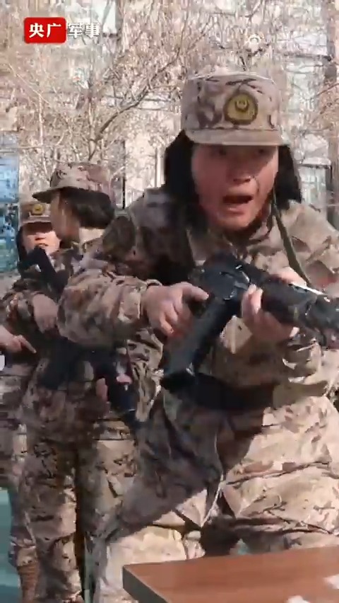 Take a look at the strength and energy of these Chinese armed police female soldiers during their rigorous training.