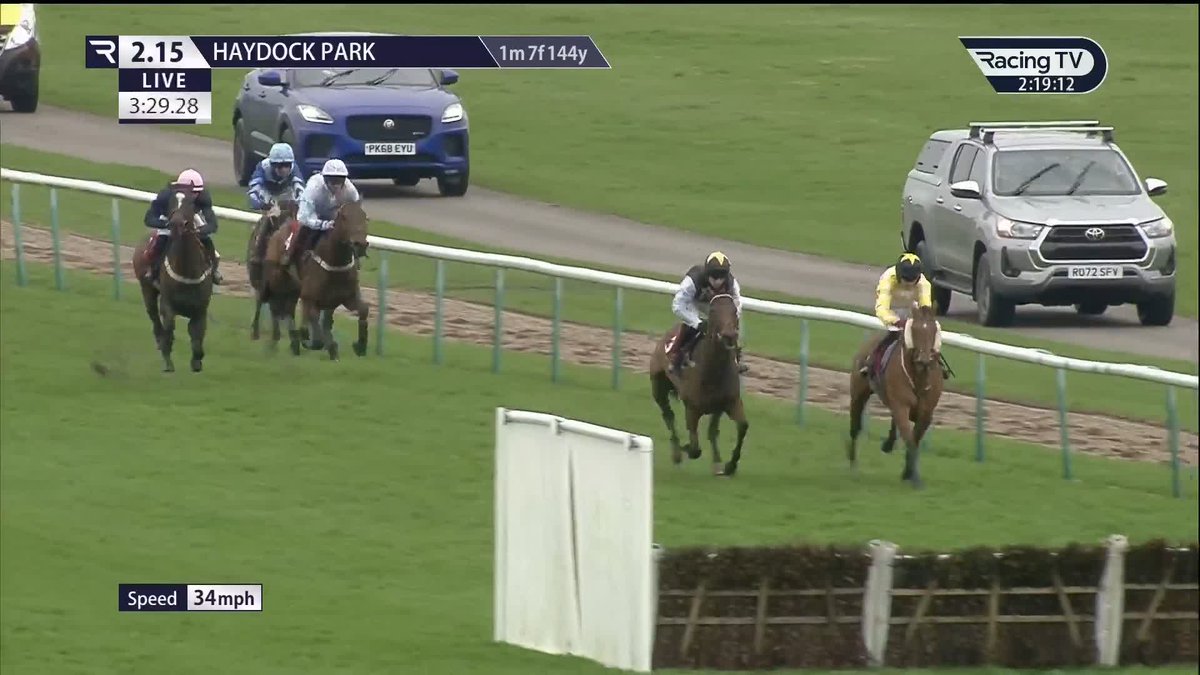 “Eased clear! In the RaceShare silks, Golden Maverick makes it third time lucky over hurdles!” 🤩What a performance from Golden Maverick, as he wins comfortably by five-lengths under Gavin Sheehan for Jamie Snowden. Congratulations to all his owners.