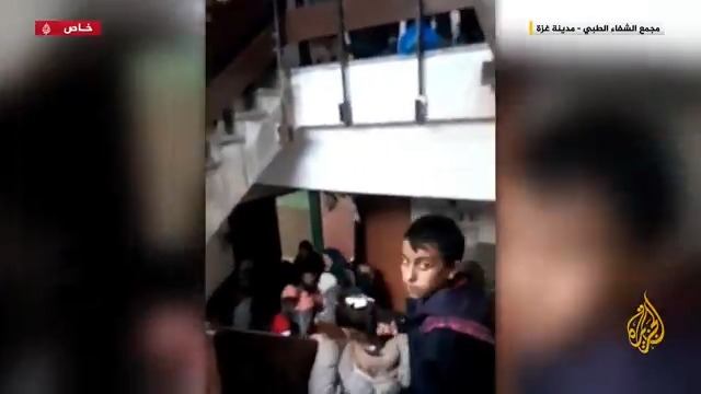 صور خاصة للجزيرة من داخل مجمع الشفاء تظهر عددا كبيرا من النساء والأطفال محاصرين بعد اعتقال آبائهم #الأخبار #حرب_غزة